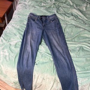 Hollister ultra high rise mom jean W26 L27